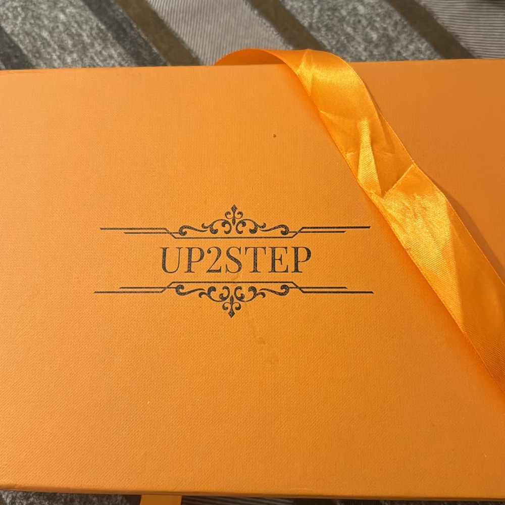 Ladies dress shoe by Up2Step, size 9, black pointed toe - Picture 5 of 5